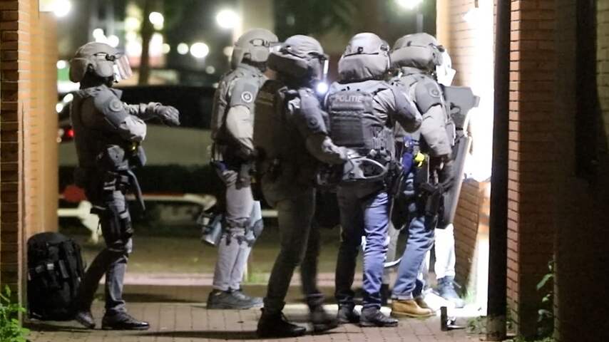 Politie valt Gelderse woning binnen op zoek naar moordverdachte