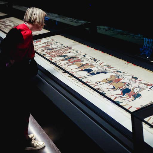 Illustratie bij: In beeld | Lange rijen voor bijna duizend jaar oud Tapijt van Bayeux in Londen