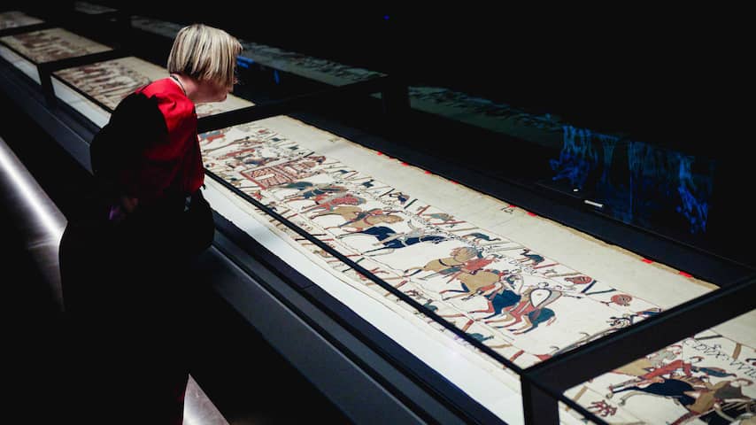 Foto bij In beeld | Lange rijen voor bijna duizend jaar oud Tapijt van Bayeux in Londen