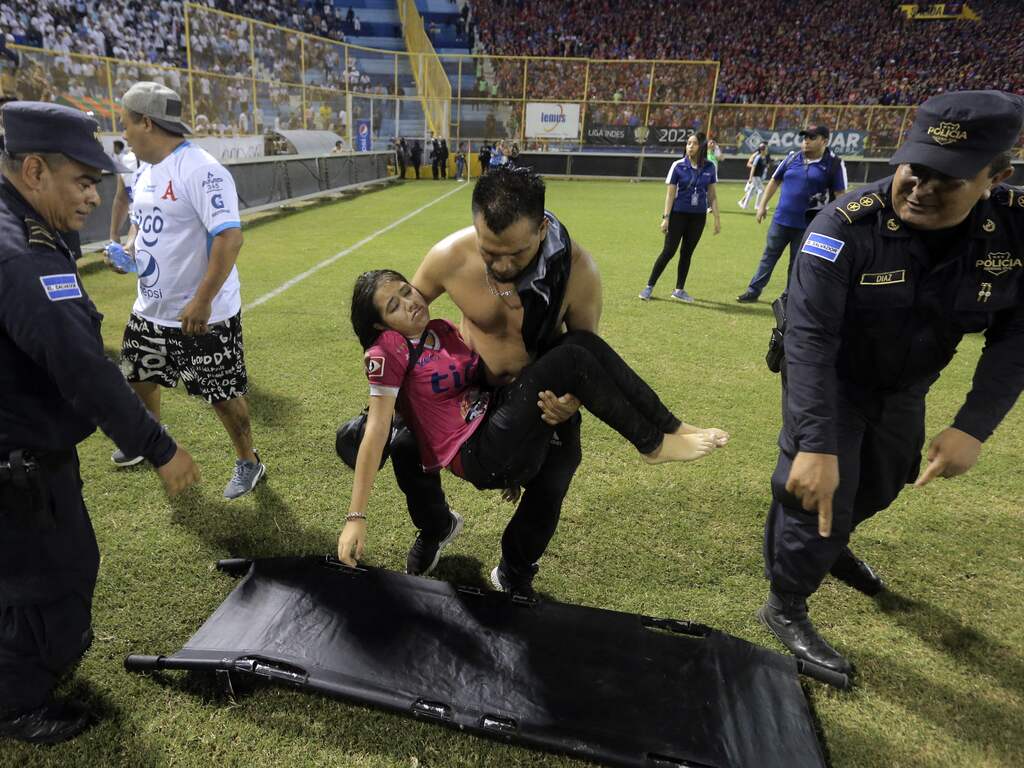 Zeker twaalf doden door stormloop bij voetbalstadion in El Salvador