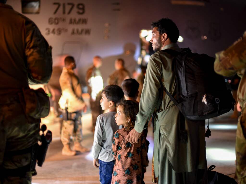 Nederland roept mensen met klem op niet meer naar vliegveld Kaboel te komen