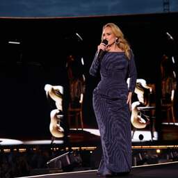 Adele bevestigt verloving tijdens concert in München