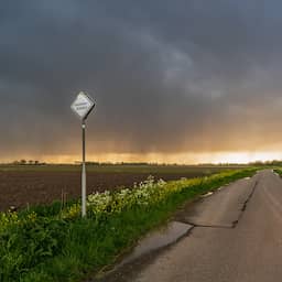 Lokaal snikhete dag eindigt in het zuiden met stevige onweersbuien en hagel