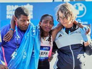 Assefa liep met gescheurde achillespees naar toptijd en zege bij marathon Berlijn