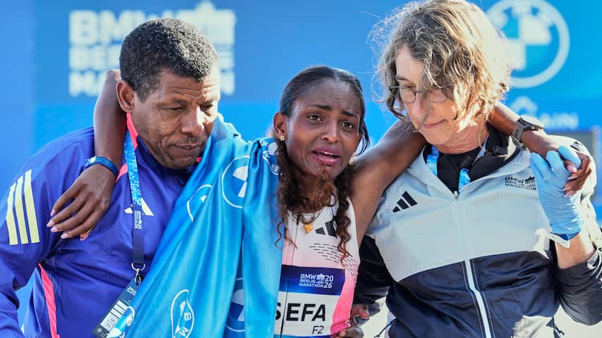 Assefa liep met gescheurde achillespees naar toptijd en zege bij marathon Berlijn