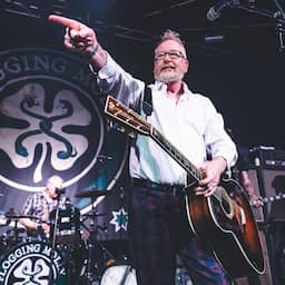 Flogging Molly annuleert tour wegens ziekte zanger, ook Pinkpop afgezegd