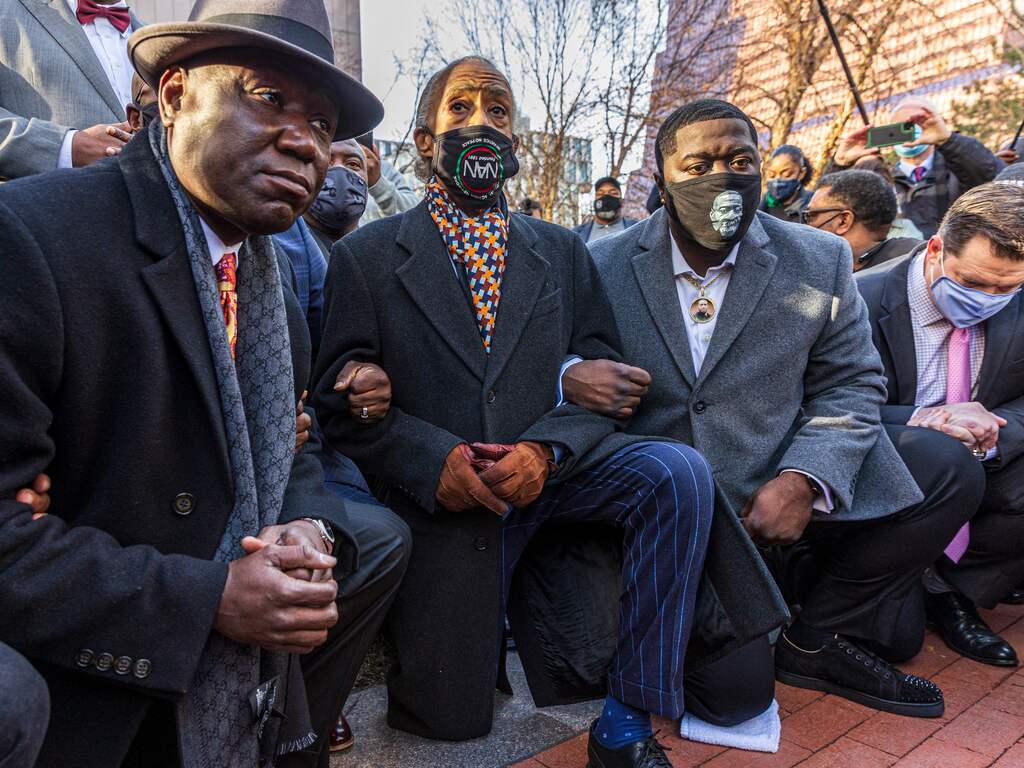 Rechtszaak tegen agent die fatale knie in nek George Floyd drukte van start