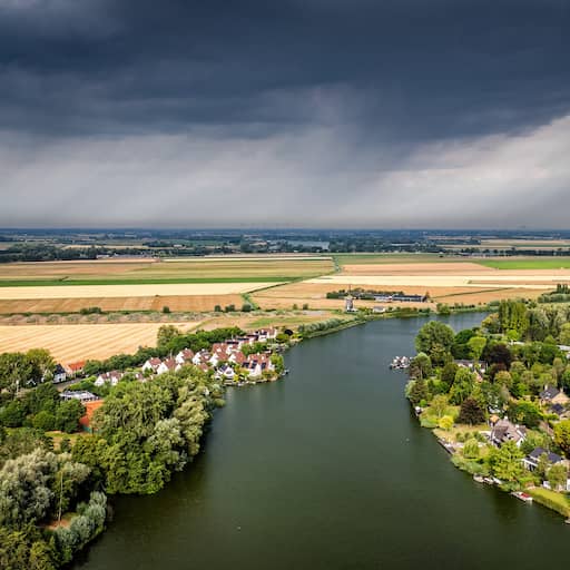 Stevige onweersbuien met kans op hagel en zware windstoten op komst