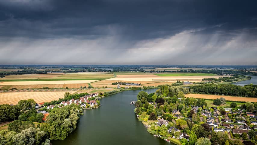 Stevige onweersbuien met kans op hagel en zware windstoten op komst