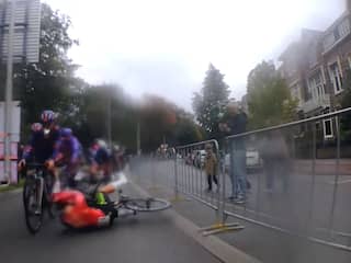 Wielrensters vallen als dominostenen in slotrit Eneco Tour in Arnhem