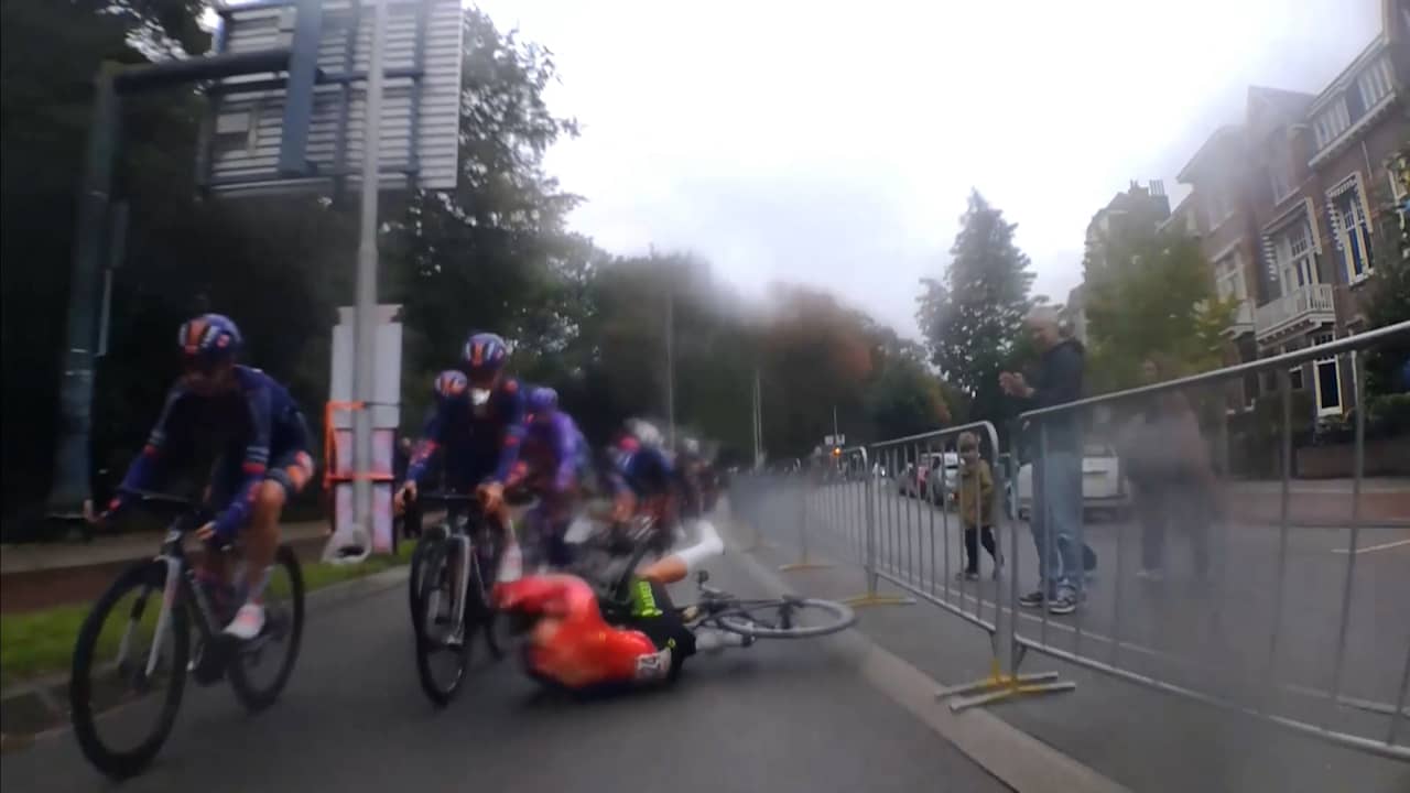 Wielrensters vallen als dominostenen in slotrit Eneco Tour in Arnhem