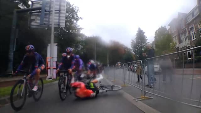 Wielrensters vallen als dominostenen in slotrit Eneco Tour in Arnhem