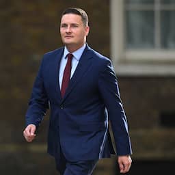 Grote rivaal van Starmer treedt af als minister om gooi te doen naar premierschap