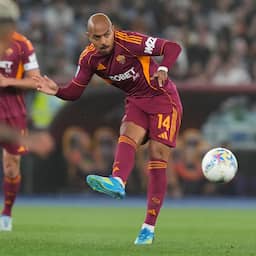 Video | Donyell Malen neem bal netjes mee op de voet en scoort voor AS Roma