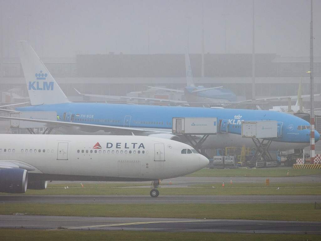 Gaslek op Schiphol, reizigers uit vliegtuigen gehaald bij F-pier