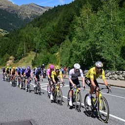 Live Vuelta | Peloton rijdt dag na helse tocht in Andorra, bekijk de koerssituatie