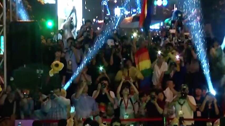 LGBT's feesten nadat Taiwan als eerste Aziatische land homohuwelijk legaliseert