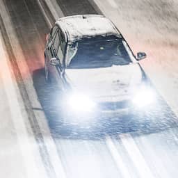 Rijkswaterstaat waarschuwt weggebruikers voor gladheid: 'Pas je rijstijl aan'