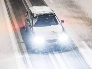 Rijkswaterstaat waarschuwt weggebruikers voor gladheid: 'Pas je rijstijl aan'