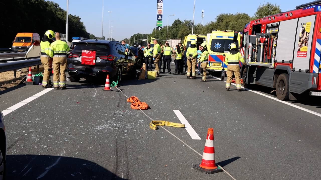 Hulpdiensten aanwezig na ongeluk in file op A59 achter protesterende boeren