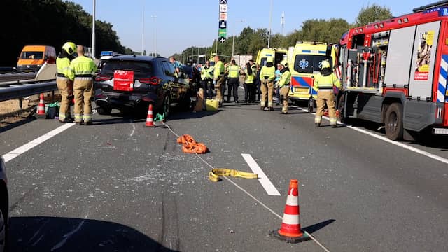 Hulpdiensten aanwezig na ongeluk in file op A59 achter protesterende boeren