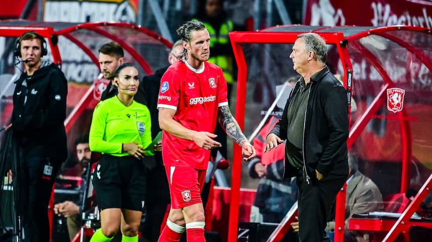 Van den Brom verdedigt Weghorst na Europese domper Twente: 'Aanvoer nodig'