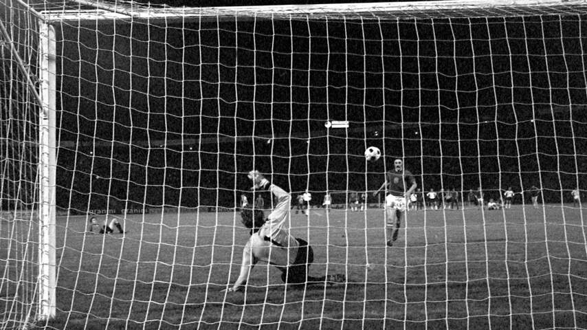 Foto bij Oranje speelt in stadion van beroemdste penalty ooit: 'Was ongelooflijk moedig'