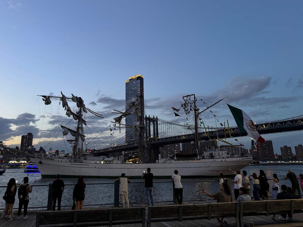 Twee doden nadat zeilschip van Mexicaanse marine tegen Brooklyn Bridge botst