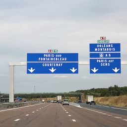Vakantiegangers moeten omrijden door bosbrand bij Parijs