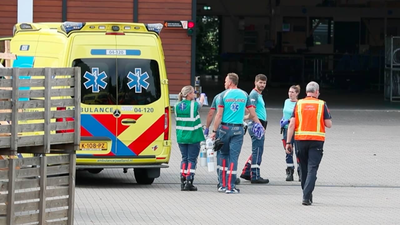 Meerdere gewonden door vrijkomen gevaarlijke stof uit heftruckaccu in Genemuiden