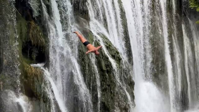Waaghalzen springen van 22 meter hoge waterval in Bosnië en Herzegovina