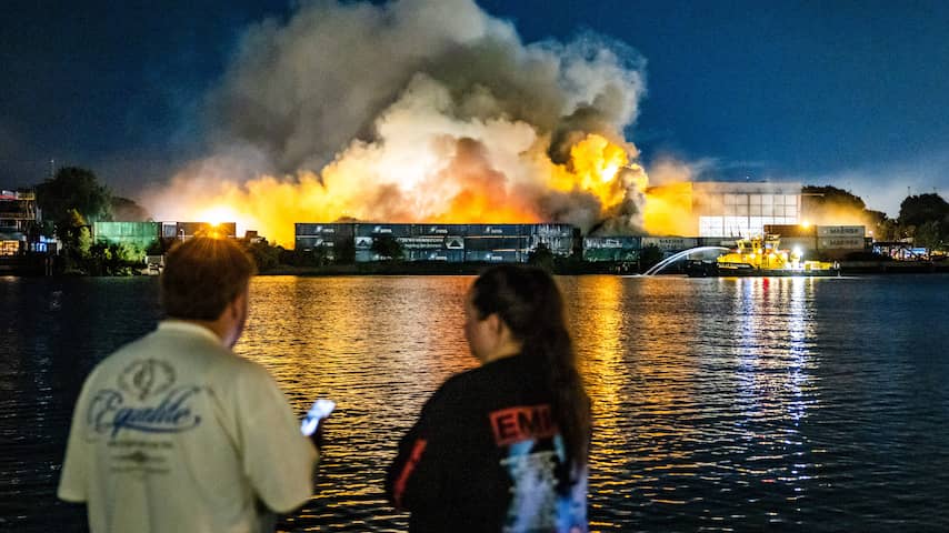 Veel rookoverlast door brand bij recyclingbedrijf Rotterdam, Maastunnel dicht