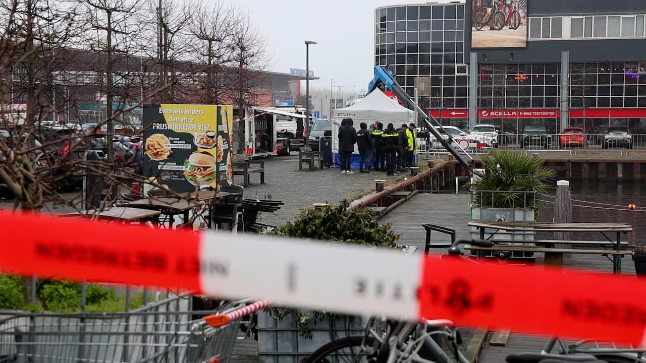 Video | Politie doet onderzoek na vondst lichaam in water Beverwijk