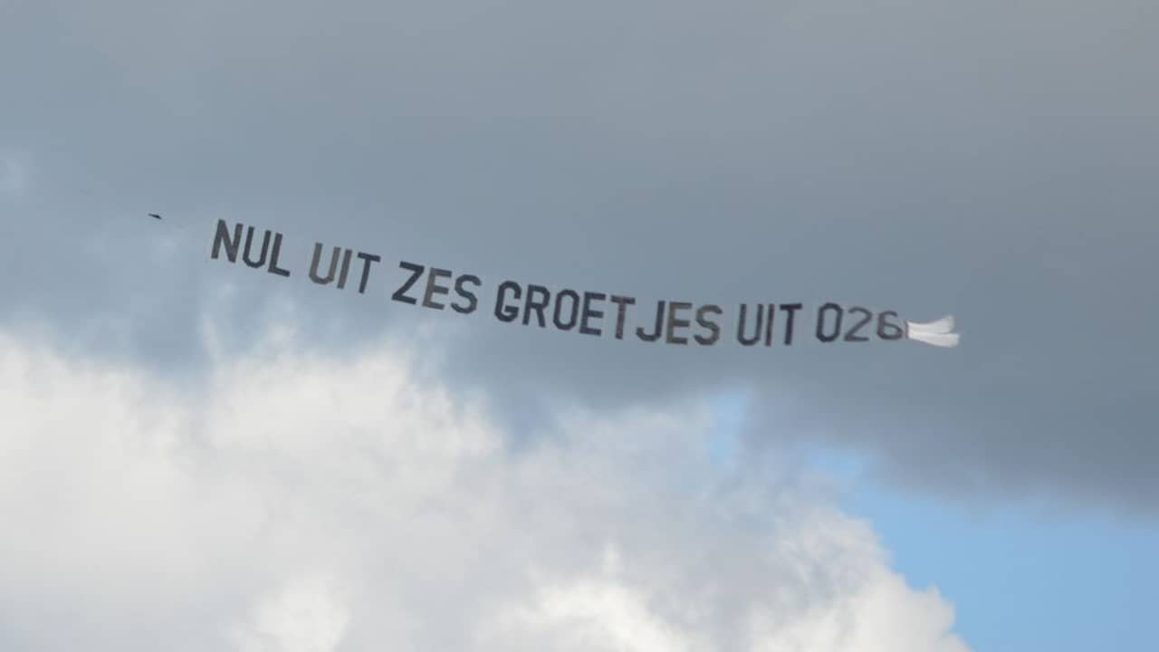 Video | Vitesse-fans laten vliegtuigje boven Nijmegen vliegen na bekerverlies NEC