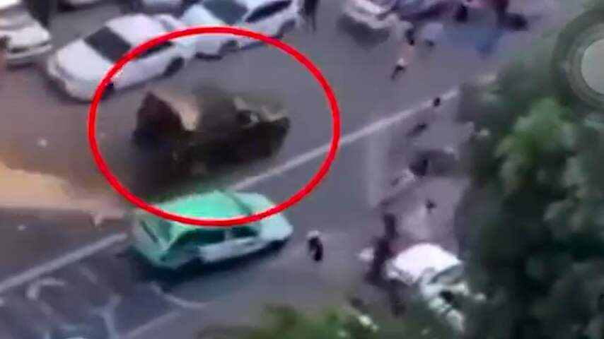 Militairen rijden in op demonstranten in Myanmar