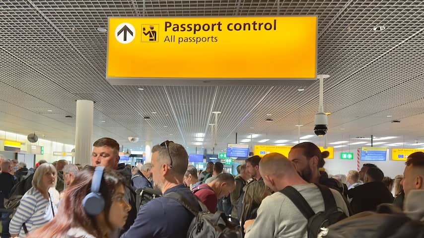 Paspoortcontrole Schiphol loopt weer soepel na storing