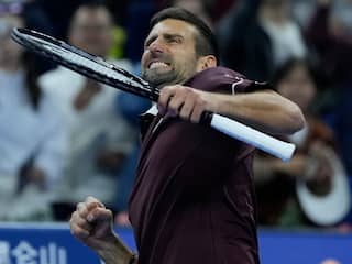 Djokovic verlengt ongeslagen reeks in Peking met nieuwe zwaarbevochten zege
