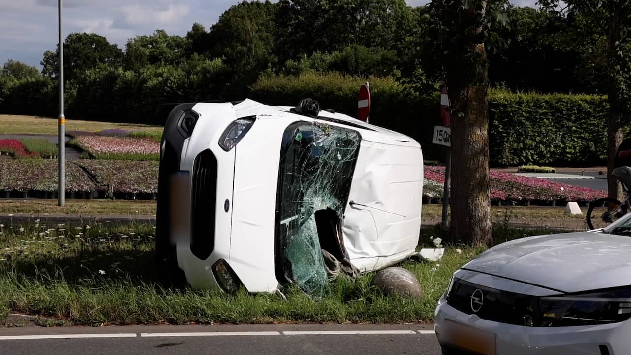 Video | Bestelbus ligt op zijn kant na politieachtervolging in Wassenaar