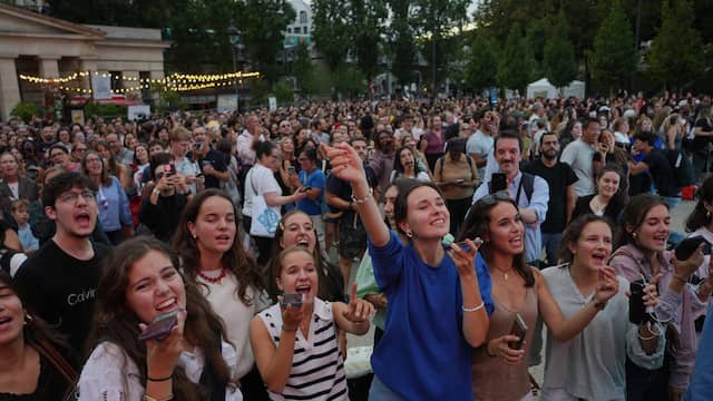 Fans verzamelen in Parijs voor massaal Céline Dion-karaoke