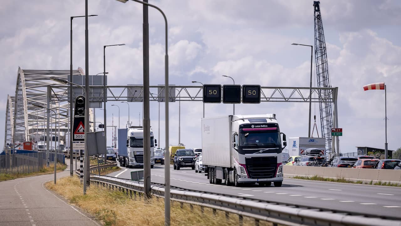 Vrachtwagen probeert via fietspad afgesloten Merwedebrug over te steken