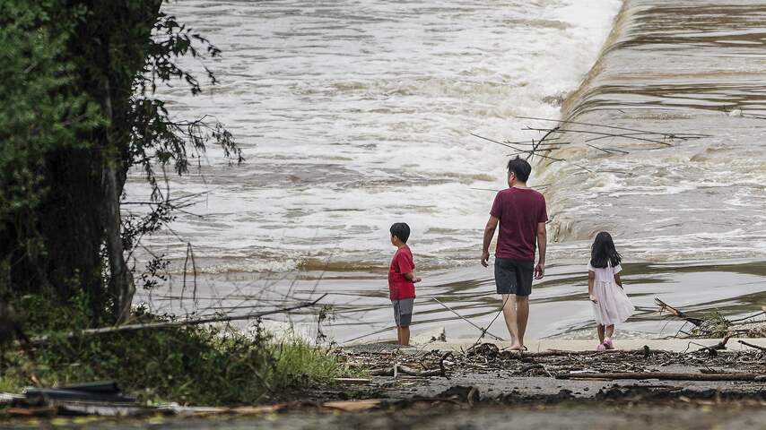 Verwoestende overstromingen zetten Texas onder water en eisen 32 levens | Buitenland | NU.nl