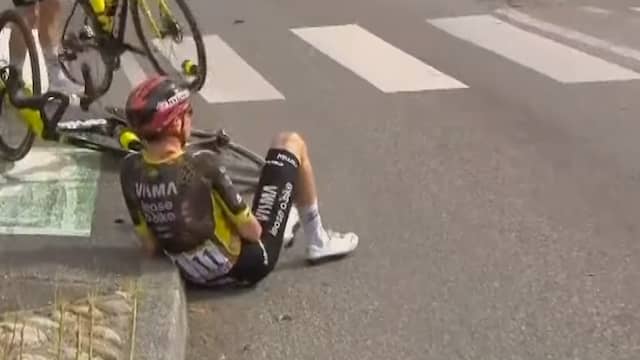 Vingegaard krimpt ineen van de pijn na harde val in Tour de France