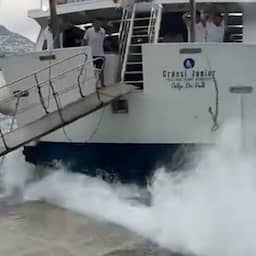 Video | Hoge golven beuken toeristenboot tegen kade aan Amalfikust