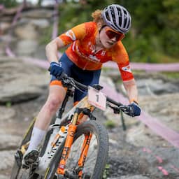 Live WK mountainbike | Puck Pieterse knokt zich naar voren in Val di Sole