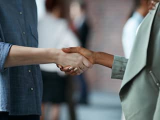 Handen schudden en drie zoenen als begroeting, willen we dat nog wel?