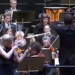Video | Dirigent slaat per ongeluk peperdure viool uit handen van solist