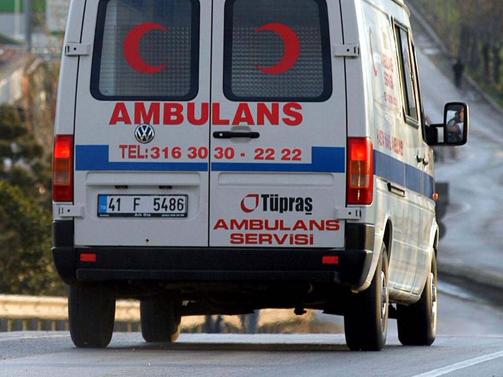 Zestien mensen overleden bij kettingbotsing in Turkije, onder wie vijf hulpverleners