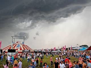Donkere wolken boven festival 