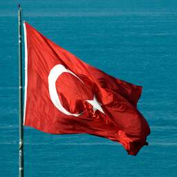 Turkse politie arresteert Brit voor spugen op nationale vlag