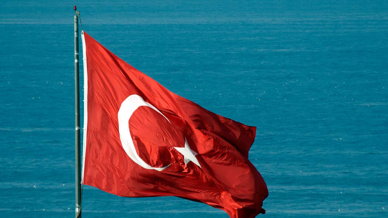Foto bij Turkse politie arresteert Brit voor spugen op nationale vlag